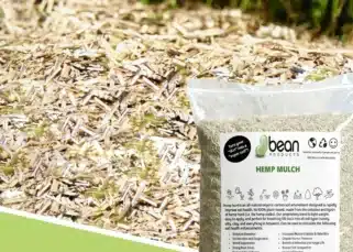 le paillis de chanvre est une solution écologique et durable pour protéger vos plantes, conserver l'humidité du sol et lutter contre les mauvaises herbes dans votre jardin.