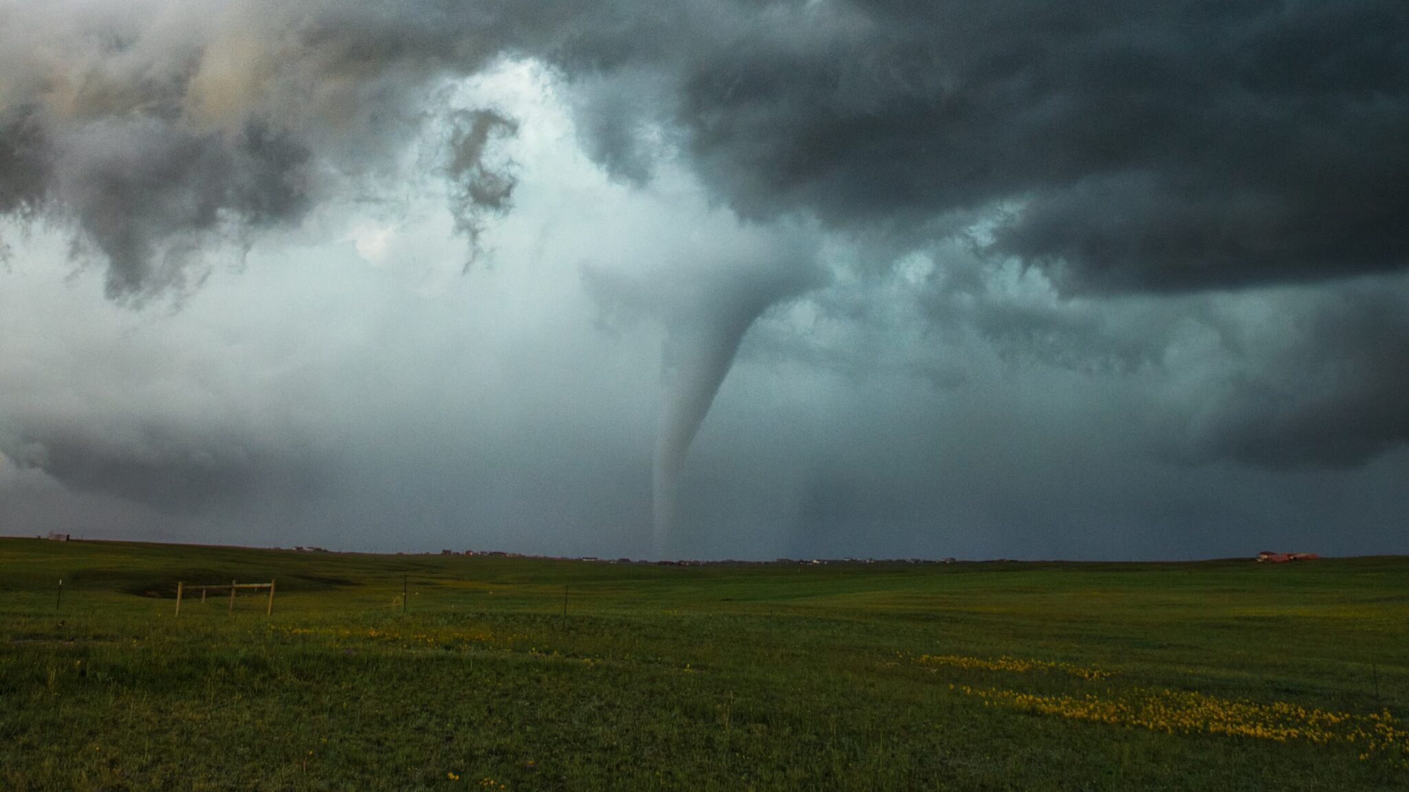 découvrez tout ce qu'il faut savoir sur les tornades : formation, risques, prévention et conseils pour se protéger lors de ces phénomènes météorologiques violents.