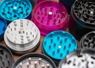 découvrez notre sélection de grinders à herbe de haute qualité pour une mouture parfaite et un usage optimal. faciles à utiliser et durables, ils sont idéaux pour les amateurs de cannabis.