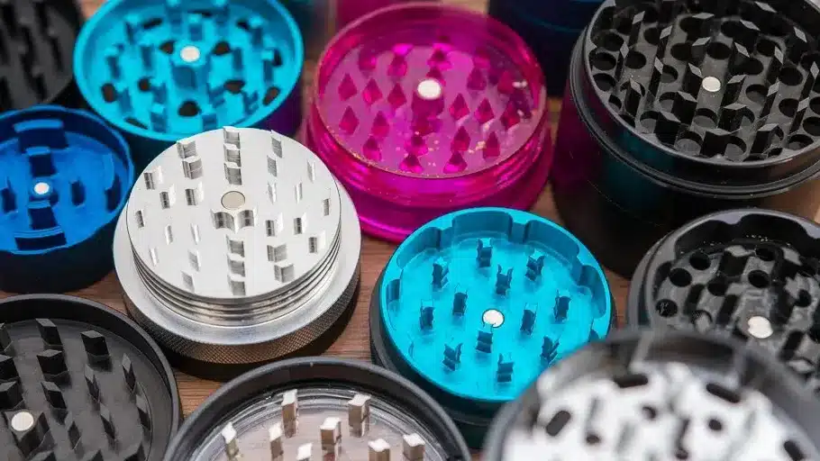 découvrez notre sélection de grinders à herbe de haute qualité pour une mouture parfaite et un usage optimal. faciles à utiliser et durables, ils sont idéaux pour les amateurs de cannabis.